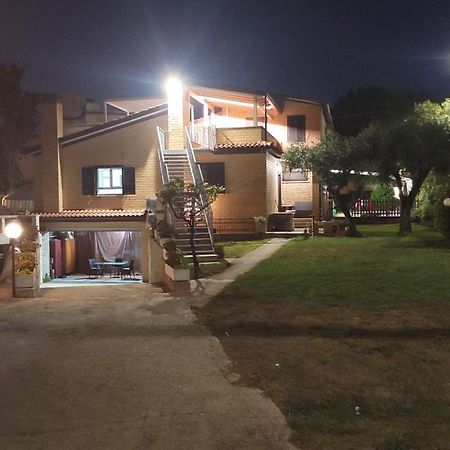 Villa Giuliana Stanze Con Bagno Interno In Villa A 350 Mt Spiaggia Libera Lido Delle Sirene Анцио Экстерьер фото