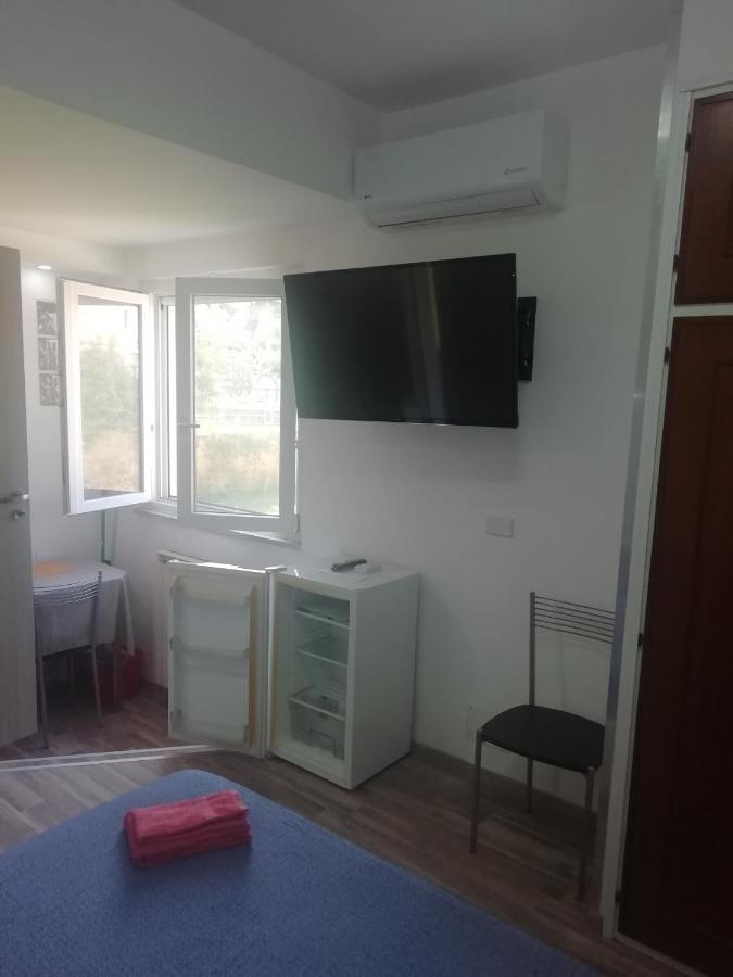 Villa Giuliana Stanze Con Bagno Interno In Villa A 350 Mt Spiaggia Libera Lido Delle Sirene Анцио Экстерьер фото