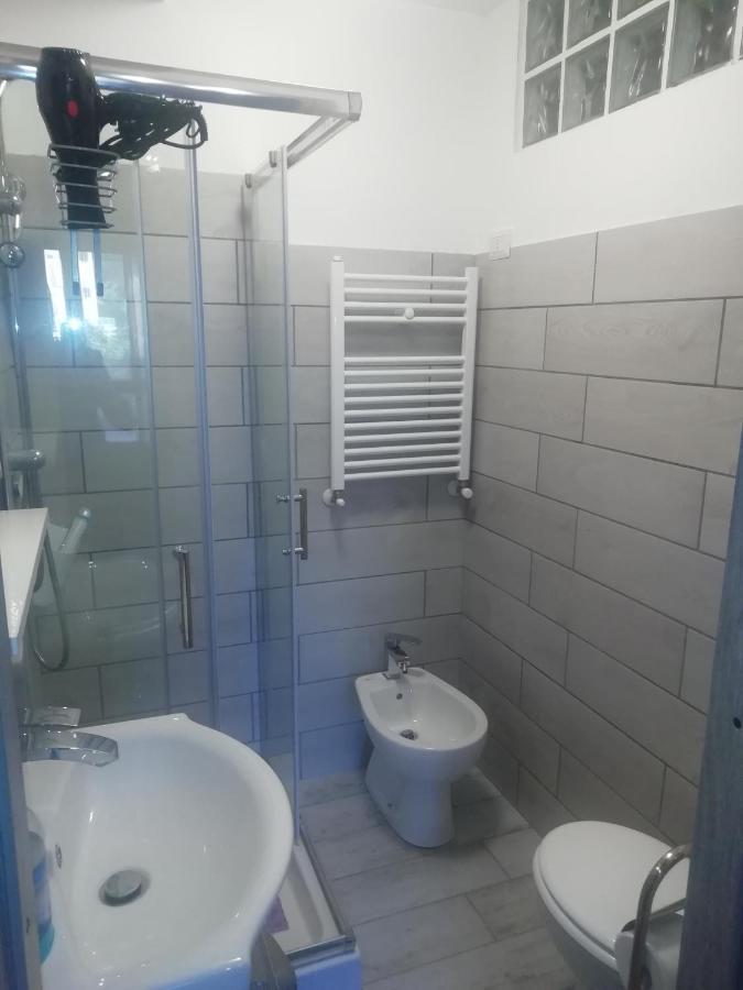 Villa Giuliana Stanze Con Bagno Interno In Villa A 350 Mt Spiaggia Libera Lido Delle Sirene Анцио Экстерьер фото