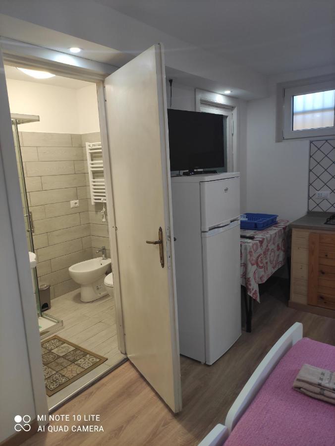 Villa Giuliana Stanze Con Bagno Interno In Villa A 350 Mt Spiaggia Libera Lido Delle Sirene Анцио Экстерьер фото