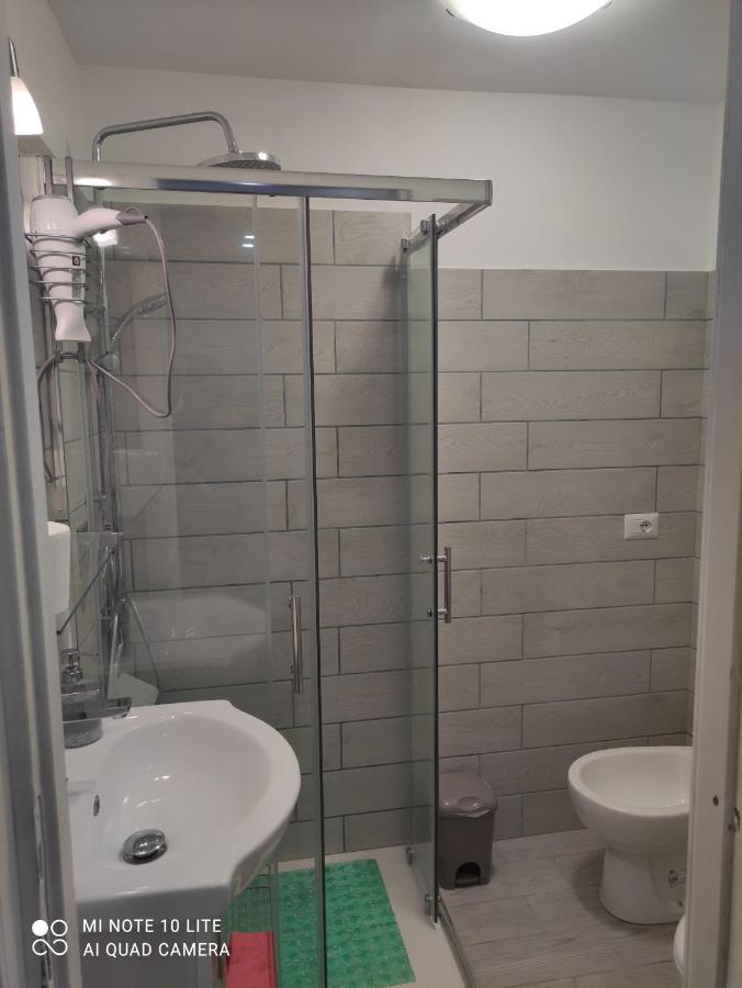 Villa Giuliana Stanze Con Bagno Interno In Villa A 350 Mt Spiaggia Libera Lido Delle Sirene Анцио Экстерьер фото
