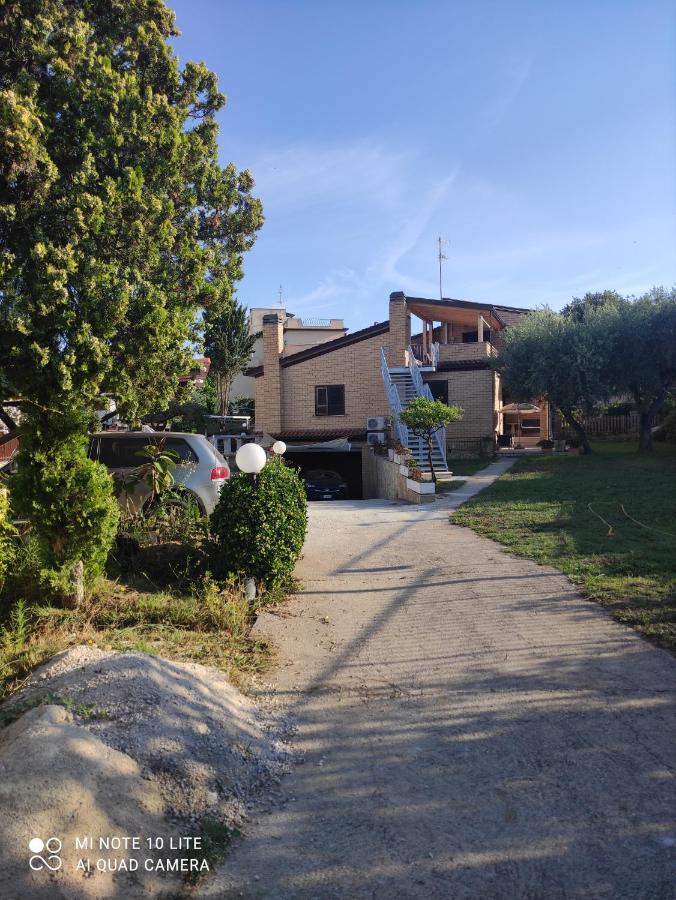 Villa Giuliana Stanze Con Bagno Interno In Villa A 350 Mt Spiaggia Libera Lido Delle Sirene Анцио Экстерьер фото