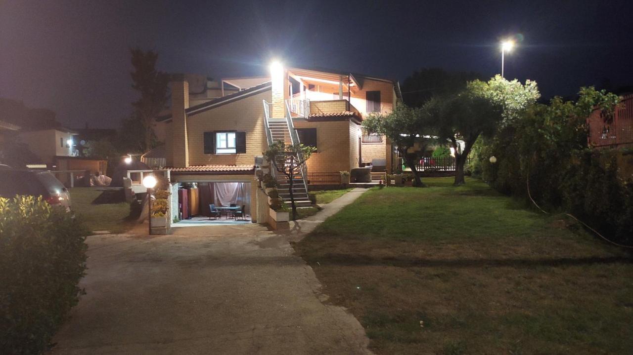 Villa Giuliana Stanze Con Bagno Interno In Villa A 350 Mt Spiaggia Libera Lido Delle Sirene Анцио Экстерьер фото