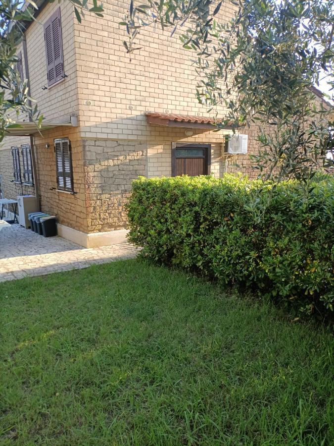 Villa Giuliana Stanze Con Bagno Interno In Villa A 350 Mt Spiaggia Libera Lido Delle Sirene Анцио Экстерьер фото